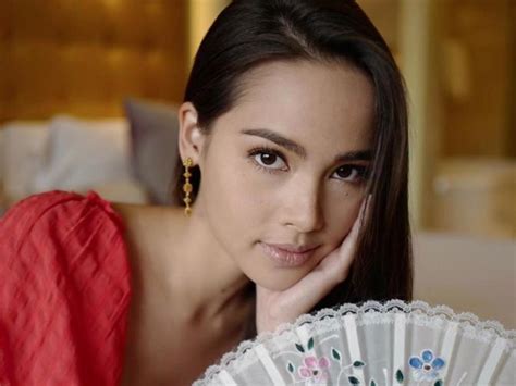  Urassaya Sperbund: Nữ Thần Thái Lan Khắc phục Chấn Thương và Tái Xuất với MV Ca nhạc Mới